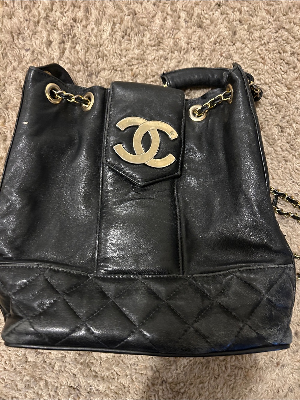 Source Unknown Black Leather Shoulder Bag with Gold Hardware and Chain Strap